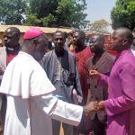 Bischof Kaigama besucht Opfer im Dorf Dogon Na Hawa