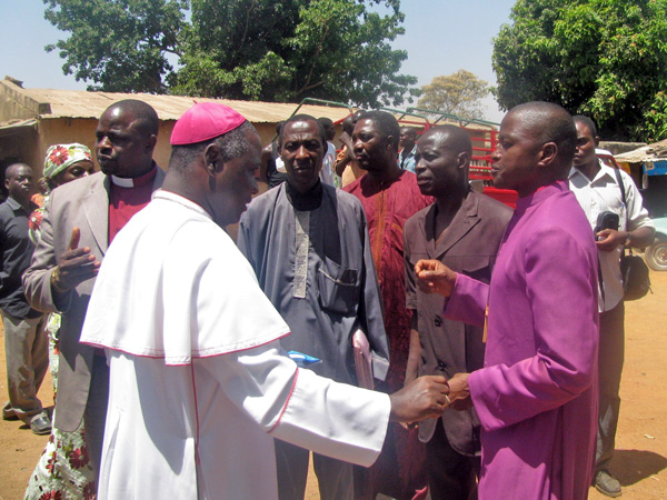 Bischof Kaigama besucht Opfer im Dorf Dogon Na Hawa