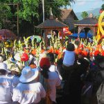 1024px-pilgrims_following_the_dharma_wheel
