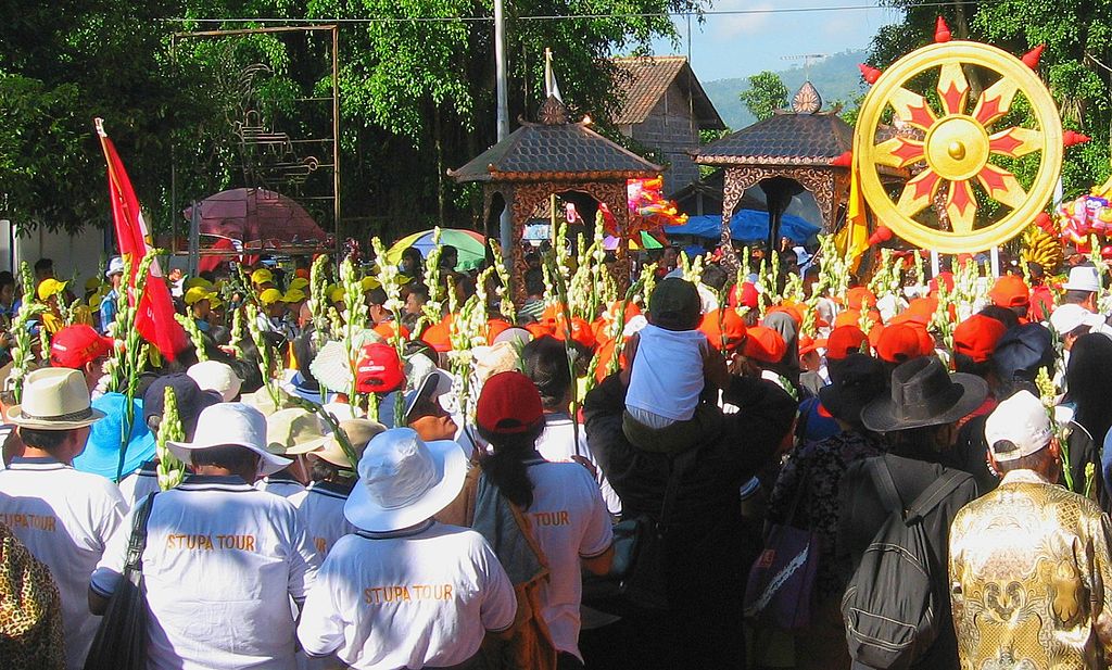 1024px-pilgrims_following_the_dharma_wheel