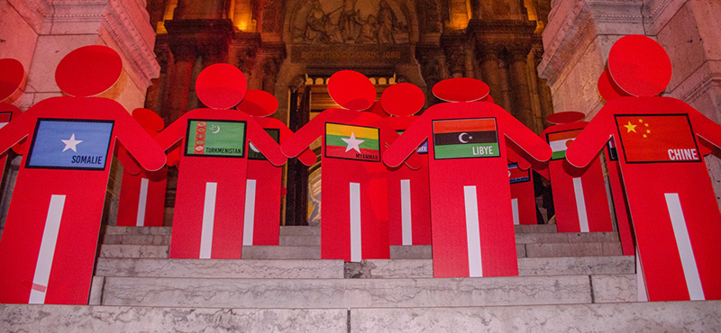 3-rote-aufsteller-symbolisieren-christen-in-laendern-in-denen-verfolgung-und-diskriminierung-herrschen