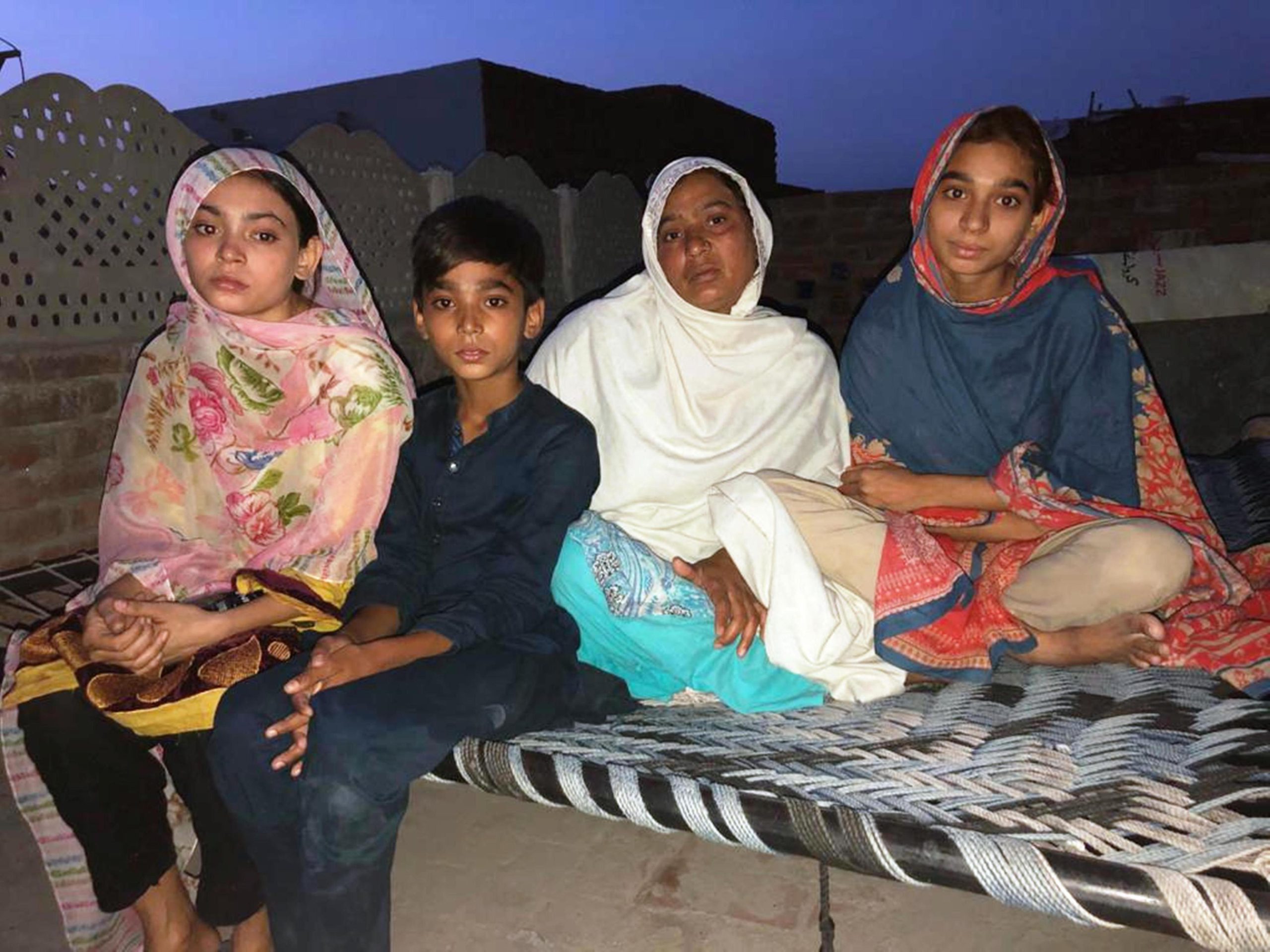 2-die_mutter_und_geschwister_der_entfuehrten