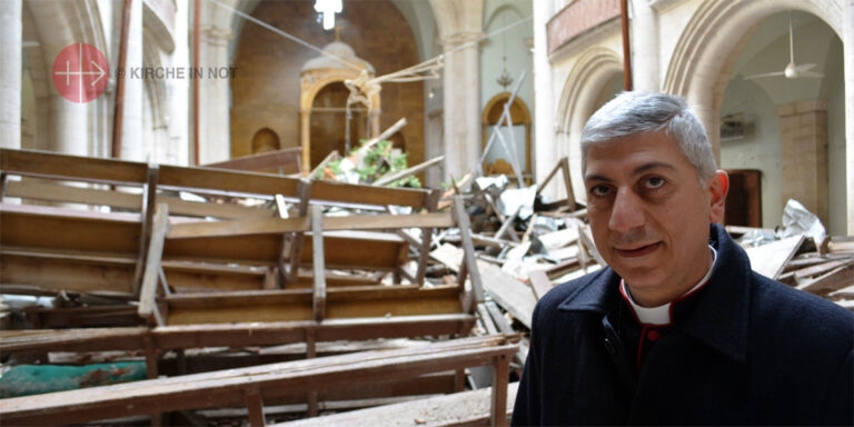 Bischof Joseph Tobji in der zerstörten maronitischen Kathedrale in Aleppo. Die Kirche wird derzeit mit Hilfe von KIRCHE IN NOT renoviert.