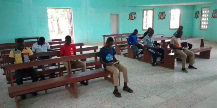 In einer Kirche in Sierra Leone.