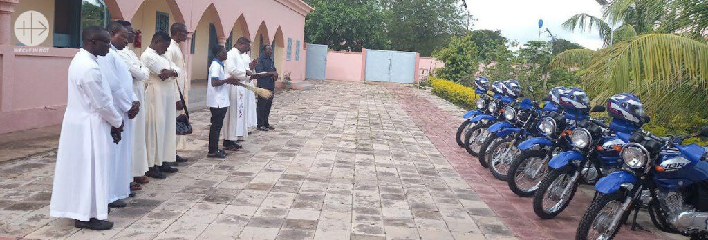 Burkina Faso: Vier Motorräder für Priester in weitläufigen Pfarren