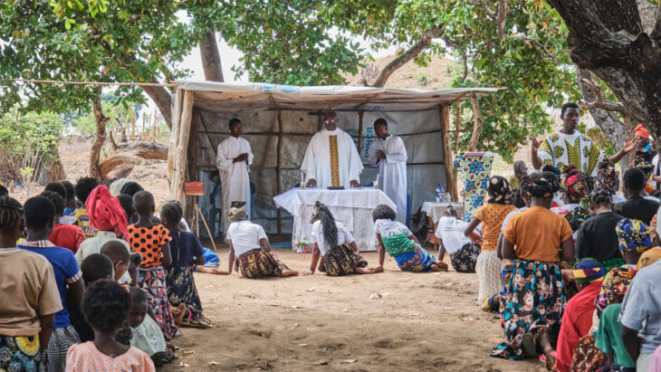 Mosambik Heilige Messe Flüchtlingslager
