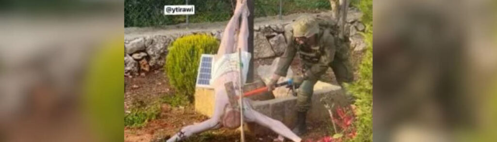 Zerstörung einer Christusstatue durch israelischen Soldaten