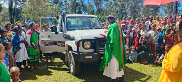 A priest blessing the new car at St. Joseph Parish.
PAPUA-NEW GUINEA / MENDI 24/00032
Vehicle (Toyota Land Cruiser) for St. Joseph Parish, Margarima, Hela Province