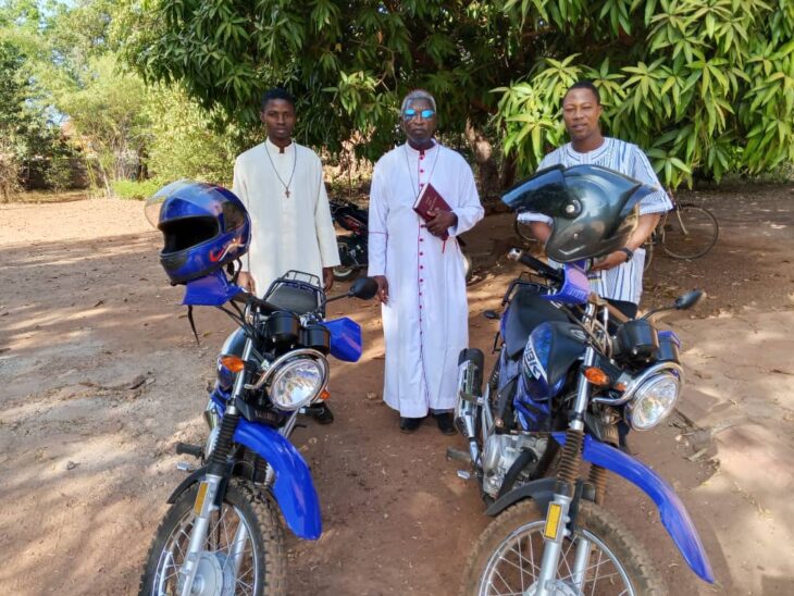Burkina Faso Bischof Priester Motorräder
