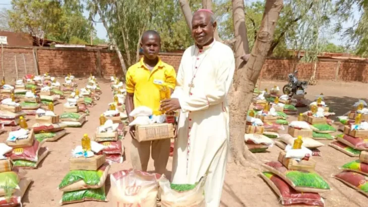 Bischof Kind Burkina Faso Lebensmittelhilfe