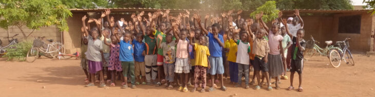 Burkina Faso Kinder winken